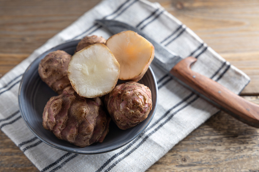 Источник инулина – клубни топинамбура на фоне мешковины Инулин содержится в клубнях топинамбура