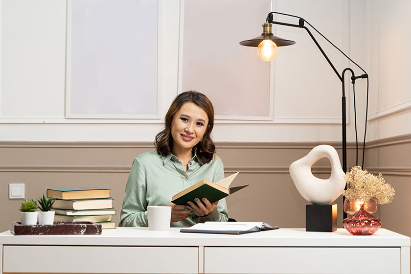 Из чего состоит личный бренд Девушка за столом читает книгу