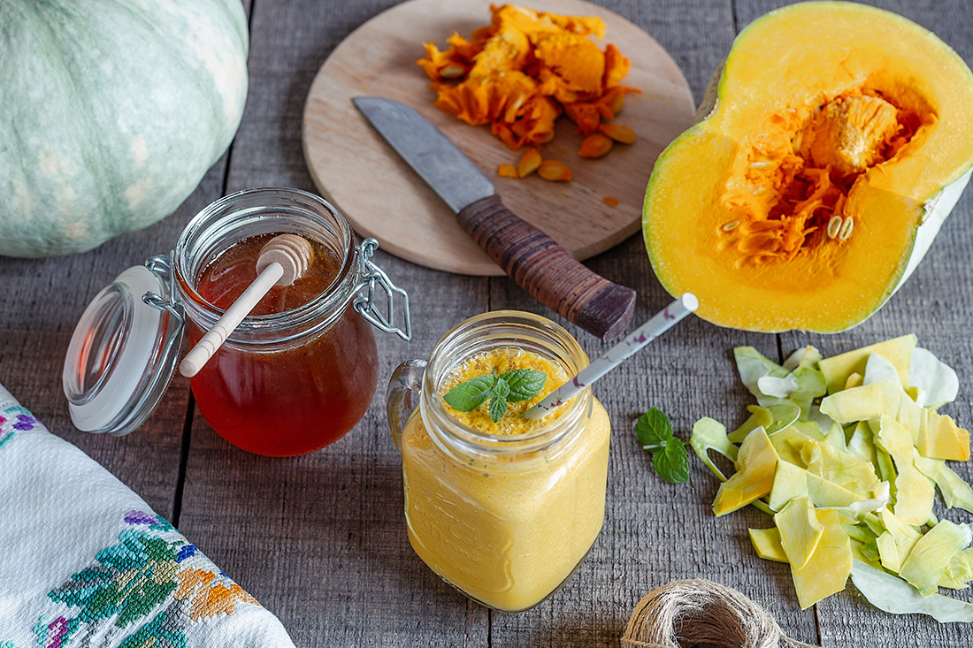 Полезные рецепты смузи для похудения Банки со смузи стоят на столе