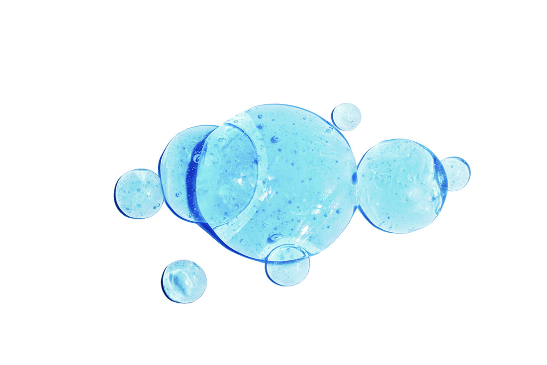 Что представляет собой гиалуроновая кислота Капли гиалуроновой кислоты на ровной поверхности