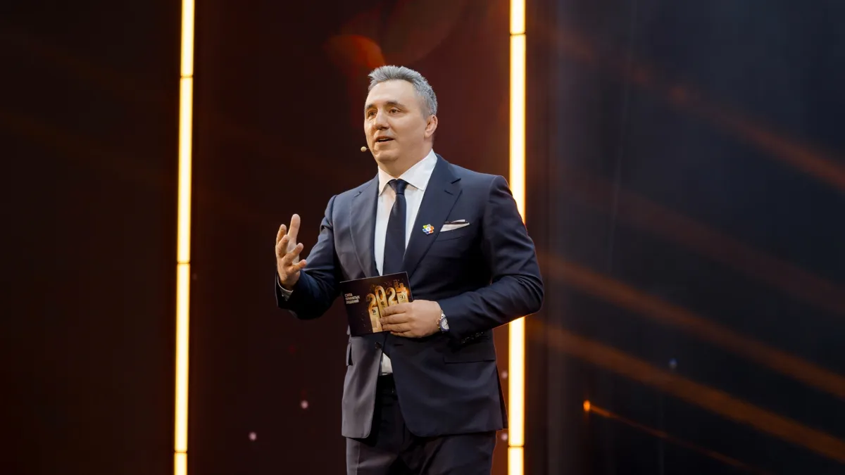 Ник Музашвили, спикер на сцене